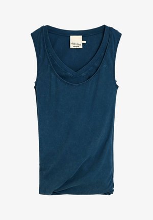 Maiou albastru fără mâneci, cu gât în V și textură cu dungi, cu o etichetă mică albă cusută în interiorul gâtului, care arată marca și mărimea.