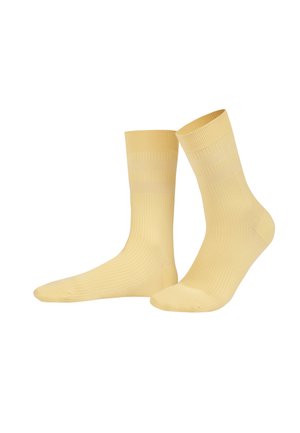 Paar hellbeige gerippte Sneakersocken mit verstärktem Fersen- und Zehenbereich auf weißem Hintergrund.