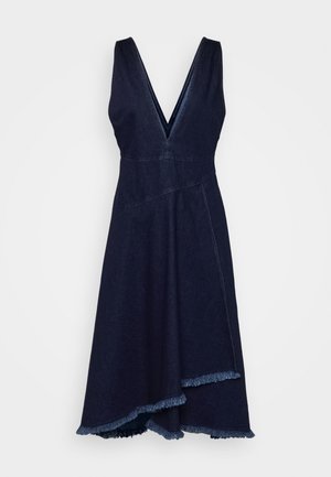 Vestido sin mangas de mezclilla azul oscuro con escote en V profundo, dobladillo asimétrico y bordes deshilachados en la parte inferior.