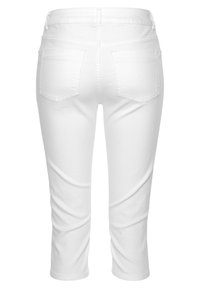Pantalones de denim blancos, recortados, con una textura suave. Presenta dos bolsillos traseros y una cintura ajustada. Diseño limpio y minimalista.