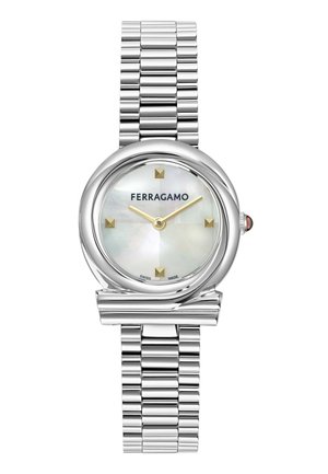 Ezüst színű rozsdamentes acél óra kerek tokkal, fehér gyöngyház számlappal, arany órával jelölt, és láncos pánttal.