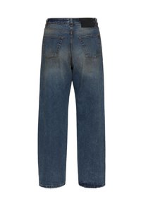 Jeans in denim blu scuro con vestibilità rilassata, dotati di due tasche posteriori e una leggera scoloritura. L'orlo è grezzo e non rifinito.