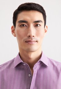 Paarse gestreepte shirt met een knoopsluiting kraag, voorzien van dunne witte strepen en een soepele textuur. Het shirt heeft een moderne pasvorm.