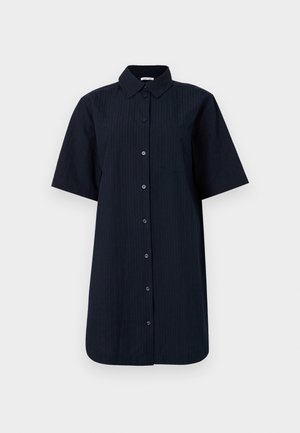 Srajca s kratkimi rokavi, z gumbi, v temno mornarski modri barvi z navpičnimi črtami, ki ima enojno žep na prsih in strukturiran ovratnik.