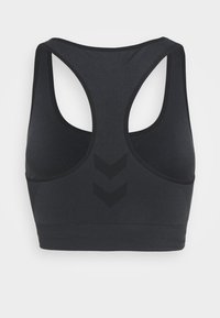 Svart sportbh med en slät textur, racerback-design och tre chevronmönsterdetaljer på baksidan. Lätt elastisk band vid botten.