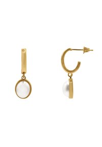 Złote kolczyki koła z błyszczącą białą perłą zwisającą z prostokątnego mocowania. Gładka metaliczna powierzchnia z okrągłymi i owalnymi kształtami.