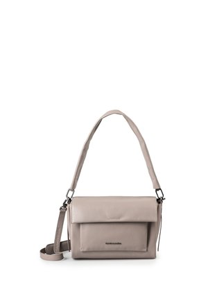 Beige Lederhandtasche mit Klappe, Fronttasche, kurzem Schulterriemen und abnehmbarem langem Riemen auf weißem Hintergrund.