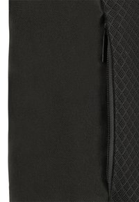 Fekete nylon hátizsák texturált felülettel, sima cipzárral és hálós díszítéssel, téglalap alakú és funkcionális dizájnnal.