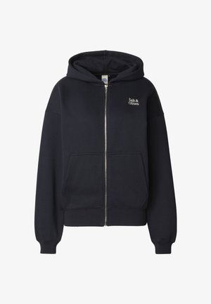 Hanorac bleumarin cu fermoar, realizat dintr-un material moale, având un buzunar frontal, manșete ribelate și un logo brodat pe partea stângă a pieptului.