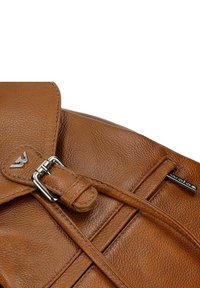 Borsa a mano in pelle marrone con finitura testurizzata, hardware in argento, chiusura con fibbia e un accento logo sulla patta.