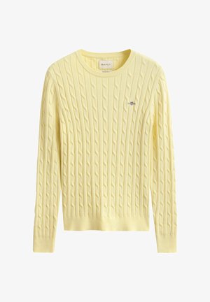 Hellgelber Strickpullover mit langen Ärmeln, rundem Ausschnitt und kleinem gesticktem Logo auf der Brust.