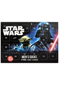 Calendario dell'Avvento di calzini da uomo, caratterizzato da disegni di Yoda e Darth Vader, con uno sfondo nero, aperture numerate e un'etichetta di taglia (40-45).