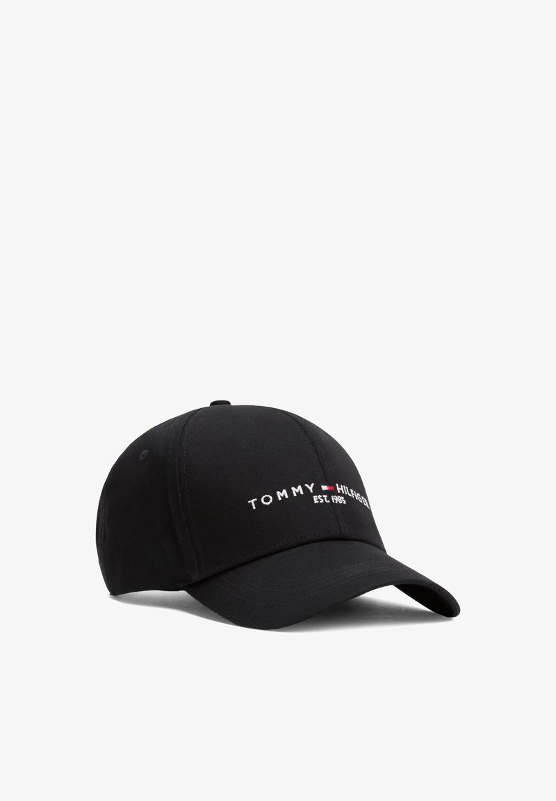 Casquette de baseball noire Tommy Hilfiger avec une visière courbée et un logo brodé ainsi qu'un texte à l'avant indiquant "Tommy Hilfiger Est. 1985."