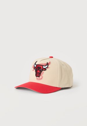 Mitchell & Ness, OFF TILTED PRO SNAPBACK CHICAGO BULLS - Καπέλο - off white