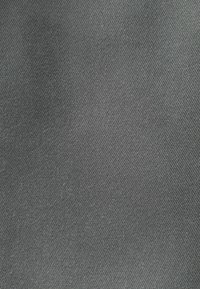 Dunkelgrauer Stoff mit einer glatten Textur und einem subtilen Webmuster. Das Material wirkt robust und dicht gewebt.