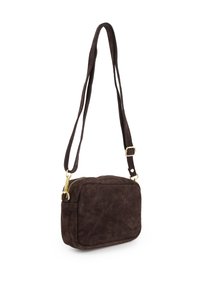 Brun ruskinds crossbody taske med rektangulær form, justerbar rem og guldlynlås hardware. Glat tekstur uden synlige mønstre.