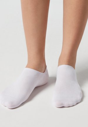 Vita ankelsockor tillverkade av ett mjukt, elastiskt material, med en ribbad mudd och en sömlös tådesign för ökad komfort.