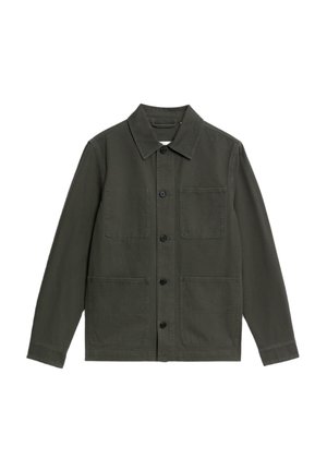 Giacca di tela verde con colletto a punta, chiusura frontale con bottoni e due tasche a toppa sul petto. Design semplice, maniche lunghe.