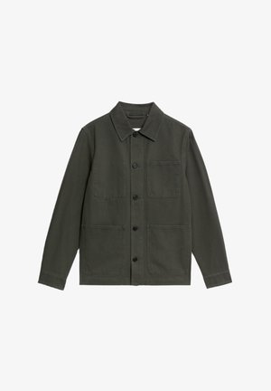 Groene canvas jas met een puntige kraag, sluiting met knopen aan de voorkant en twee opgestikte zakken op de borst. Eenvoudig ontwerp, lange mouwen.