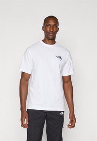 The North Face EXPLORE CARABINER RELAXED TEE UNISEX - Marškinėliai su spaudiniu - white