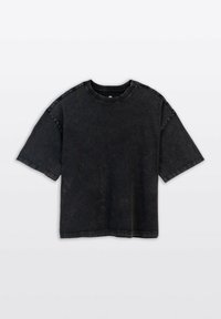 Czarny T-shirt z krótkim rękawem wykonany z bawełny, z wyblakłą teksturą, okrągłym dekoltem oraz surowym wykończeniem rękawów i dołu.