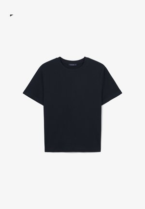 T-shirt in cotone nero con scollo rotondo, maniche corte e vestibilità morbida. Nessun motivo o decorazione visibile.