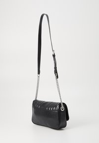 Bolso de hombro de piel negra con cadena y correa ajustable, panel superior acolchado, lados lisos y detalles en acero plateado.