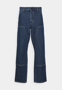 Jeans de mezclilla azul oscuro con corte recto, que cuentan con grandes bolsillos frontales y costuras amarillas en contraste.