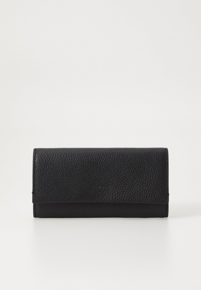 Černá kožená peněženka s texturovaným povrchem, která má překlopnou klopu a minimalistický design. Kompaktní obdélníkový tvar.