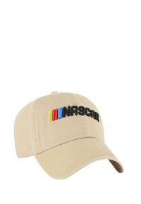 Beige Baseballcap aus Baumwolle mit einem gebogenen Schirm, ausgestattet mit schwarchem "NASCAR" Stick und farbigen Streifen in Rot, Gelb und Blau.