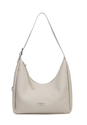 Borsa a tracolla in pelle strutturata color crema con cerniera superiore curva e tracolla regolabile, con una piccola etichetta del marchio sul davanti.