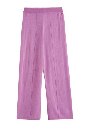 Wijde broekspijpen van zacht, gestructureerd lichtpaars stof. Voorzien van een geribbelde tailleband en subtiele rode accenten. Twee verticale naden op elke pijp.
