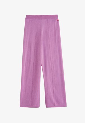 Pantalon à jambes larges en tissu doux et texturé de couleur violet clair. Il présente une ceinture côtelée et un détail subtil en accent rouge. Deux coutures verticales sur chaque jambe.