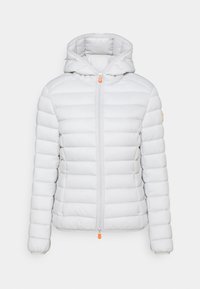 Veste matelassée grise clair avec une fermeture éclair frontale, des poignets élastiques et une capuche. Présente une texture matelassée horizontale et un tirette de fermeture éclair orange.