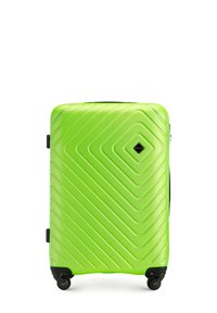 Groene harde koffer met diagonale groeven, zwarte wielen en een zijhandvat. Kenmerken een zwart logo accent aan de voorkant.
