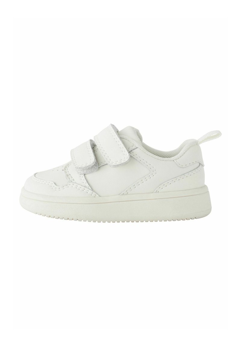 Baskets en cuir blanc avec double bande Velcro, bout rond, design basse, semelle en caoutchouc texturé et languette au dos pour un enfilage facile.
