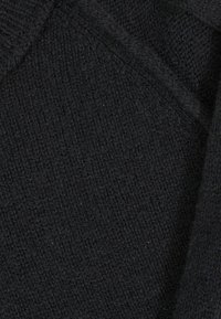 Gestrickter schwarzer Stoff mit einem strukturierten, leicht erhabenen Muster; weiche, dichte Textur; einheitliche Farbe ohne sichtbare Muster oder Akzente.