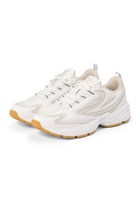 Un paio di sneakers FILA off-white con dettagli in rete e suede, lacci bianchi e suole in gomma marrone, mostrati affiancati su uno sfondo bianco.