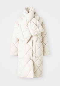 Casaco de puffer acolchoado em tom de creme suave, com colarinho alto, dois bolsos frontais e botões. Leve, com textura suave e padrão geométrico.