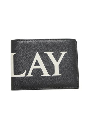 Portefeuille en cuir noir avec de grandes lettres blanches "LAY" imprimées sur le devant, montrant la surface texturée du cuir et les détails des coutures.