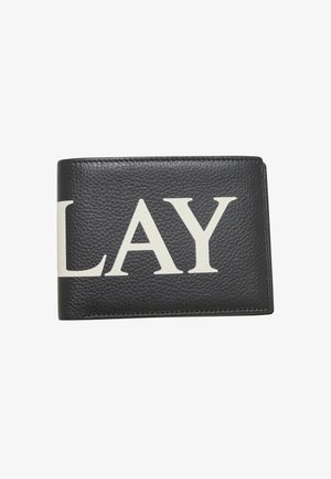 Schwarzes Lederportemonnaie mit großen weißen Buchstaben "LAY" auf der Vorderseite gedruckt, zeigt strukturierte Lederoberfläche und Nähte im Detail.
