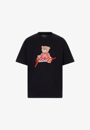 Zwart T-shirt met korte mouwen, bedrukt met een teddybeer die een rode trui draagt en het woord "guess" in rode letters aan de voorkant.