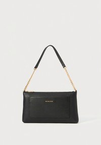 Sac bandoulière en cuir noir avec une finition texturée, une sangle en chaîne dorée, une poche à l'avant et un logo embossé sur le devant.