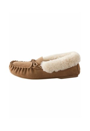 Chausson mocassin en daim marron avec une doublure en fourrure blanche douce et un nœud décoratif sur le dessus, vu de côté.