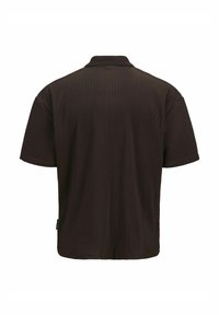 Camisa marrón de manga corta con textura acanalada y cuello, con un corte recto y una pequeña etiqueta de logo en el lateral.