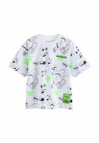 T-shirt blanc à manches courtes présentant divers designs de personnages Minecraft en noir et vert, avec du texte et une étiquette dans le coin inférieur.