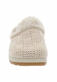 Zapatilla tejido en color beige con un forro suave similar al pelo y suela de goma. Presenta un patrón texturizado en la parte superior y un diseño de punta redondeada.