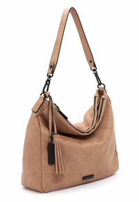 Sac à main en cuir camel perforé avec un design souple, doté d'une longue bandoulière réglable et d'un détail pompon, avec des accents de quincaillerie noire.