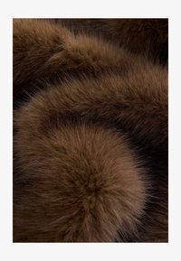 Faux fur marrón con una textura suave y densa, que presenta diferentes tonos de marrón y una apariencia esponjosa y redondeada en un patrón ondulado.