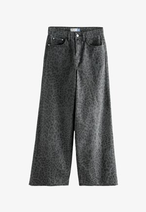 Weit geschnittene graue Denim-Hose mit einem schwarzen Leopardenmuster, Knopfverschluss und zwei vorderen Taschen. Glatte Textur.